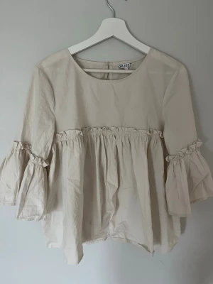Beige volangblus från Object - Väldig luftig å härlig och aldrig använd💕
