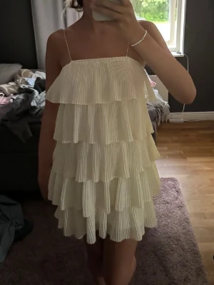 Klänning - Jättesöt klänning! Använd max 3 ggr. Inga defekter. Passar både XS och S