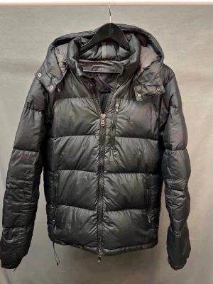 Ralph lauren jacka - Ralph lauren jacka, svart med mörkgrå insida. Size L. Skick 6/10 ca 3-4 defekter (se bilder) nypris 5000kr mitt pris endast 799kr! Hör av dig vid intresse 🤩