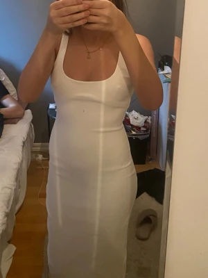 Vit klänning  - Fin vit klänning från zara. Aldrig använd