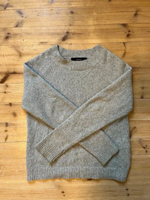 grå stickad tröja - En snygg stickad tröja från Vero Moda i storlek XS. Tröjan är i övrigt i bra skick, men den har blivit lite luddig efter tvätt. Det finns också ett hål i vänstra ärmslutet som redan fanns där när jag köpte den, men jag märkte det tyvärr inte då (se bild på hålet). 🤗🤗