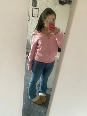 Blå bootcut jeans - Säljer ett par klassiska blå bootcut jeans med lätt utsvängda ben. Jeansen har en enkel design utan synliga detaljer eller slitningar och är gjorda i denim. Perfekta för dig som gillar en avslappnad och trendig look.
