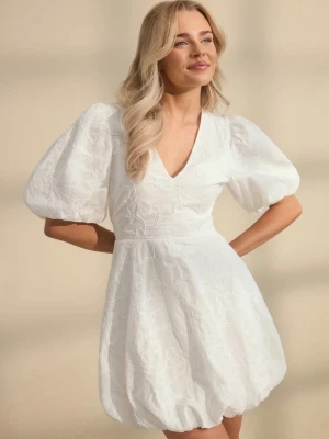 Slutsåld oanvänd studentklänning från Bubbleroom - Superfin helt oanvänd vit klänning med puffärmar och rosett bak från Bubbleroom. Klänningen är helt slutsåld på hemsidan. Säljer då jag köpte två likadana i samma storlek. Perfekt för student eller annat tillfälle. Skriv privat för bilder!🩷