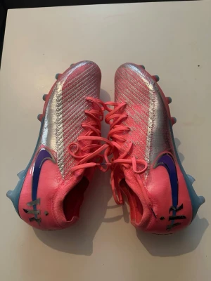 Nike Zoom Mercurial Vapor 16 Elite AG Vini Jr - Vini s senaste skor använda bara en vecka helt nya som ni ser i bilderna tveka inte o höra av er om ni är intresserade