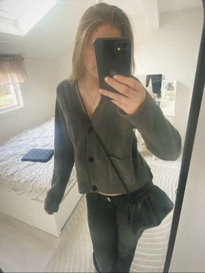 kofta uniqlo - så fin kofta från uniqlo, den är i ett väldigt ny skick då jag inte har använt den så jättemycket. 