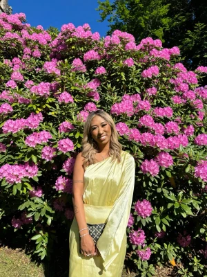 Ljusgul långklänning med oneshoulder - Elegant ljusgul långklänning i satin med oneshoulder-design och draperad effekt. Klänningen har en mjuk glans och faller snyggt längs kroppen. Perfekt för speciella tillfällen och ger en lyxig känsla.