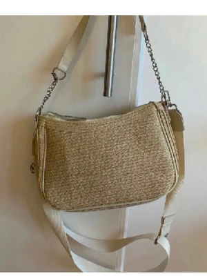 Beige axelväska med kedjedetaljer - Använd 1-2ggr, några små fläckar inuti, annars inga fel. 