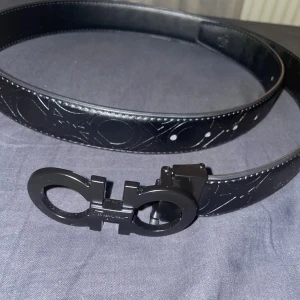 Helsvart läderbälte - Storlek 105. Använd några gånger. Men inga deflekter. Snyggt bälte som verkligen passar till allt, även till kostymbyxor.