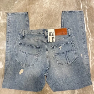 tiger of sweden jeans nya - Helt nya Tiger of sweden jeans med lappar och allt orört💯Snygg färg med skön wash och goa slitningar för riktigt bra pris jämfört med nypris på cirka 1599kr💔Skicka prisförslag och tveka inte på att skriva vid frågor!
