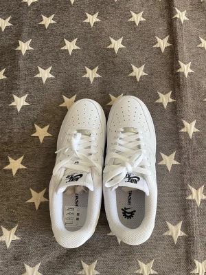 W AIRFORCE 1    ’07 FLYEASE  - Säljer mina helt nya airforce 1 de är aldrig använda. Man får med box och de är original. Det är storlek 38,5. Perfekta skor nu till våren och sommaren. Skriv till mig för mer info!😊