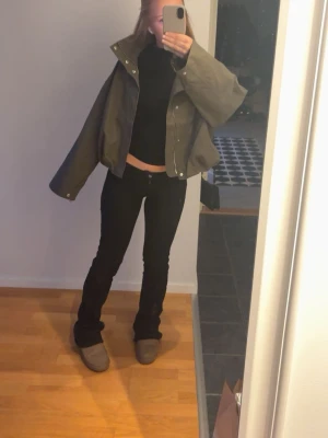 Olivgrön kort jacka med hög krage - Trendig snygg jacka från gina tricot. Slut i denna storlek och alla prislappar kvar därav pris 💓