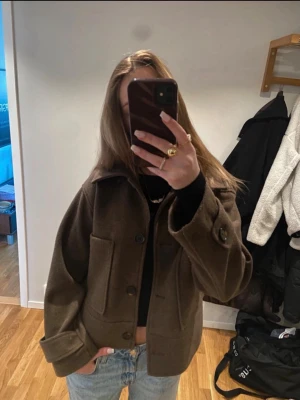 Brun kappa - Super fin brun kappa från Kappahl strl m men passar xs-s🩷använder aldrig så vill ge den ett nytt hem ! Perfekt till vår o höst