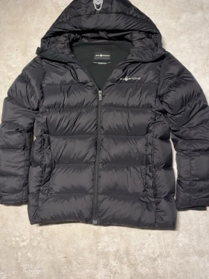 Sail racing jacka herr svart  - Säljer min Sail racing jacka svart herr storlek 176 cm men sitter som small!!!!       Säljer då den inte är min stil och jackan är använd fåtals gånger!                             Pris kan diskuteras vid snabb affär!