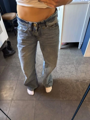 Blåa lågmidjade raka jeans - Storlek 26W32L men lite för stora för mig som brukar ha det! 