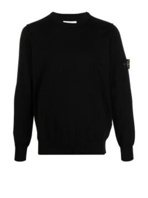 Svart tröja från Stone Island - Svart långärmad tröja från Stone Island med klassisk rund halsringning och ikonisk logotyp-patch på vänster ärm. Tröjan har ribbade muddar vid ärmslut och nederkant, perfekt för en stilren och avslappnad look. I storlek xs 