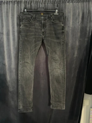 Lee jeans - Säljer ett par snygga Lee jeans av modellen Luke i stentvättad färg.  Strl W32xL32 Jeansen är sparsamt använda och i väldigt bra skick. Inköpta för 1199kr Hör av dig vid frågor och funderingar!😊