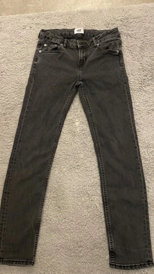 Svarta  slim  jeans från 157 - Helt nya lager 157 svarta slim jeans stl: 146 i mycket bra kvalite inget trasigt 