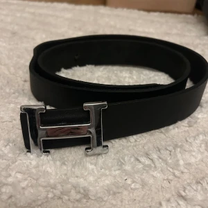 Svart läderbälte - Snyggt svart bälte i läder 