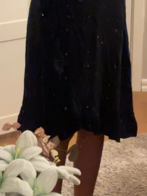 Svart kjol  - Svart sommar kjol som passar till allt! Man kan även göra en rosett på sidan som är extra gulligt och det är strechigt på midjan så passar xs/s. Endast använt några gånger så den ser helt ny ut!