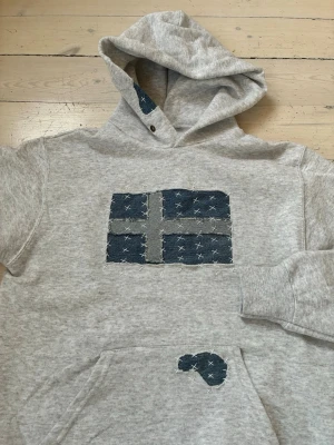 Handstitched ”Sweden” hoodie - Handsydd hoodie jag gjort själv. Hoodien har en slim fit passform och är gjort på 80% bomull och 20% polyester, designsen är av jeanstyg.