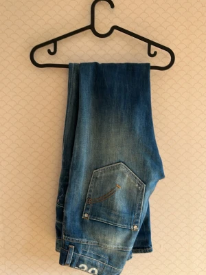 Dondup jeans - Hej och välkommen till liljestrands nu säljer vi ett par dondups i modellen Sammy de är i sjukt bra skick slitningar från butik storlek 30. Kom med frågor osv mvh liljestrand
