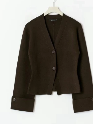 Sculpted kofta från Gina tricot  - Slutsåld sculpted kofta från Ginatricot i storlek S. Oanvänd. Nypris:460kr💗