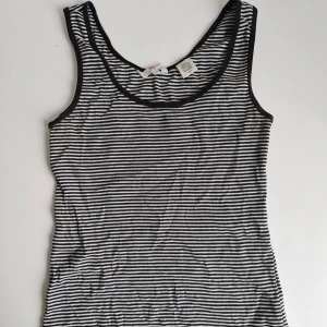 Randigt llinne Levi's - Snyggt bomullslinne från Levi's 🖤  Storlek S men mycket stretchigt :) Nästan omärkbar missfärgning under armhålorna, se bilder. I övrigt i fint skick!  Pris är självklart förhandlingsbart :) Hör gärna av er vid frågor och glöm inte att kolla in garderoben för fler liknande plagg, bundlerabatt finns! 💕