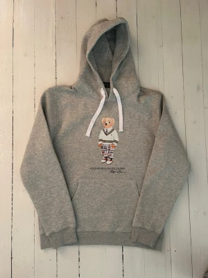 Ralph Lauren polo bear hoodie herr, storlek M - Hej! Säljer denna riktigt schyssta polo bear hoodie från Ralph Lauren. Den är i storlek L men sitter en storlek litet och passar därför som en M. Den är endast använd någon enstaka gång och är därmed i ett nyskick. Original lappar och påse finns kvar och medföljer naturligtvis vid köp. Jag fraktar alltid snabbt! Mvh