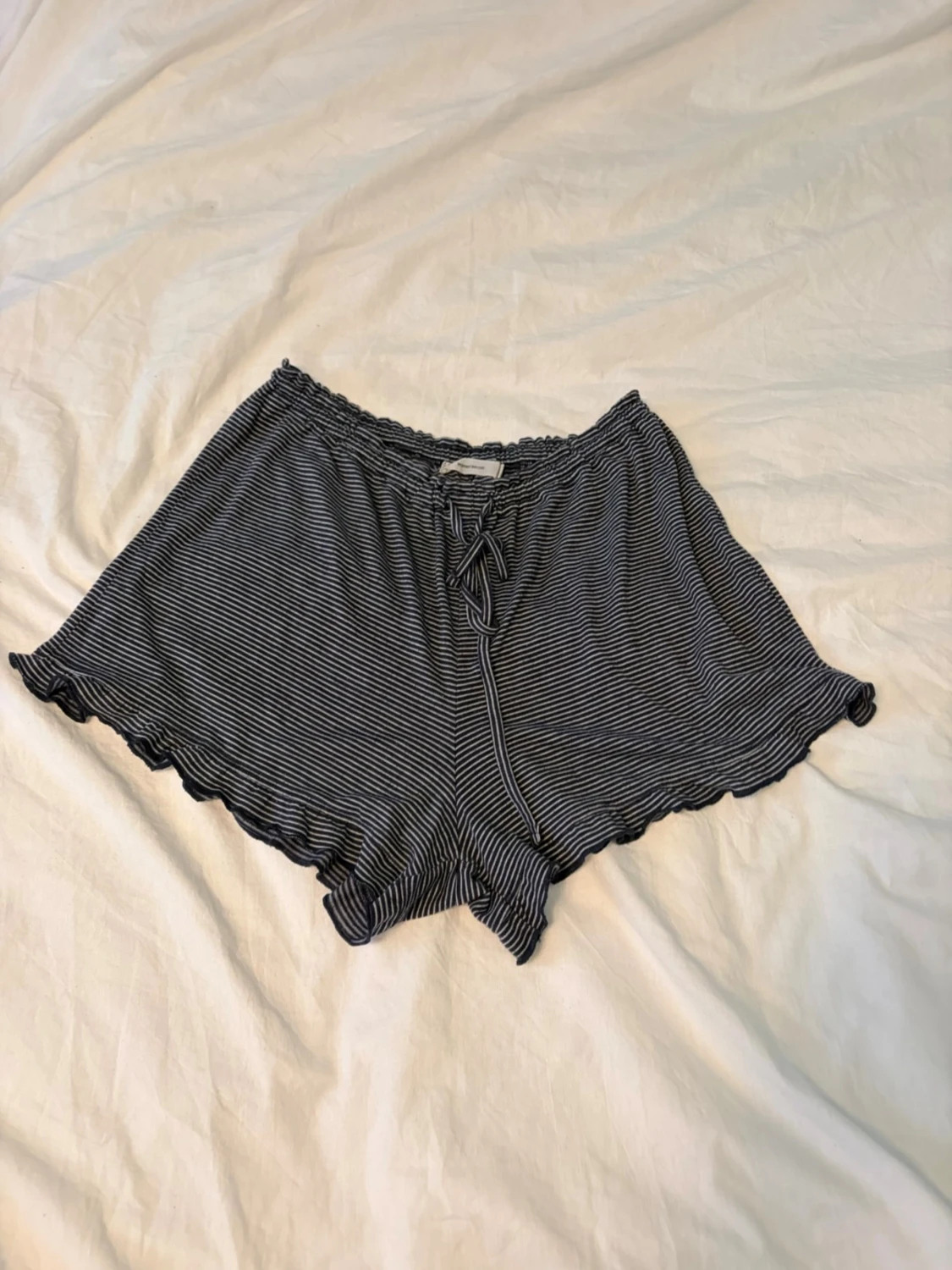 Randiga pyjamasshorts med volangkant