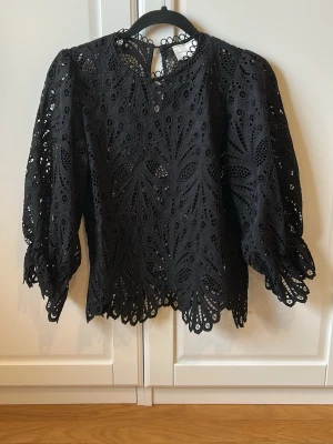Svart spetsblus från Neo Noir - Snygg svart spetsblus från Neo Noir🌸🌸