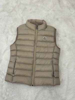 Beige väst från Moncler - beige väst från Moncler 