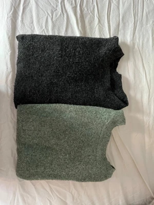 Gråmelerad stickad tröja Vero Moda XS - Mysig gråmelerad stickad tröja från Vero Moda i storlek XS. Och en grön stickad från samma modell 