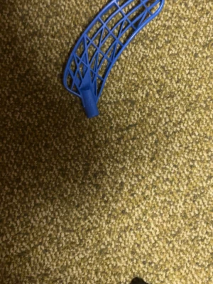 Blå innebandyklubba blad plast - Säljer ett blått innebandyklubba blad i plast med klassiskt rutnät och böjd form. Perfekt för dig som vill byta ut bladet på din klubba eller testa en ny spelstil. Passar de flesta standardklubbor för innebandy.