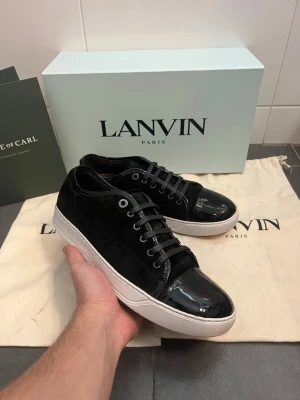 Svarta lanvin captoe - Tja! Säljer nu dessa sjukt feta lanvins! Skick 8/10 ända defekten är repor på cap toen som man kan se på bild 6! Färg svart! Storlek uk8 vilket passar dig som brukar ha 43 eu! Bara skorna medföljs med köp! Om du har några frågor eller funderingar är det bara att höra av dig! Allt gott MolérCloset🙌