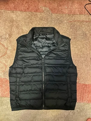 Zara väst - Säljer denna snygga mörkblåa Zara väst i storlek L men sitter även jätte bra på M, västen har bara använts 3 gånger max, ny pris på denna var 379kr