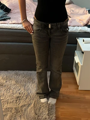 Grå bootcut jeans med låg midja - Säljer ett par gråa bootcut jeans med låg midja. Från Gina, de har ett pytte pytte litet hål längst ner vid fötterna men det syns inte och stör inte☺️