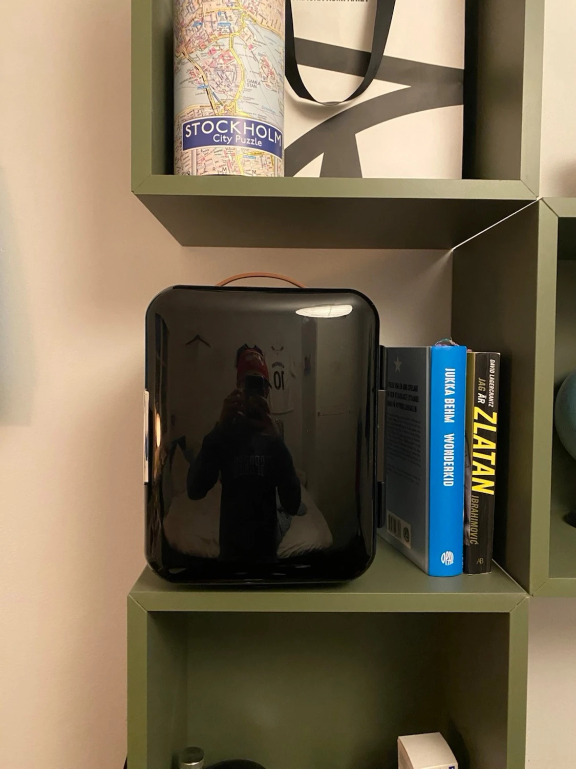 Svart sminkkylskåp med spegelfront