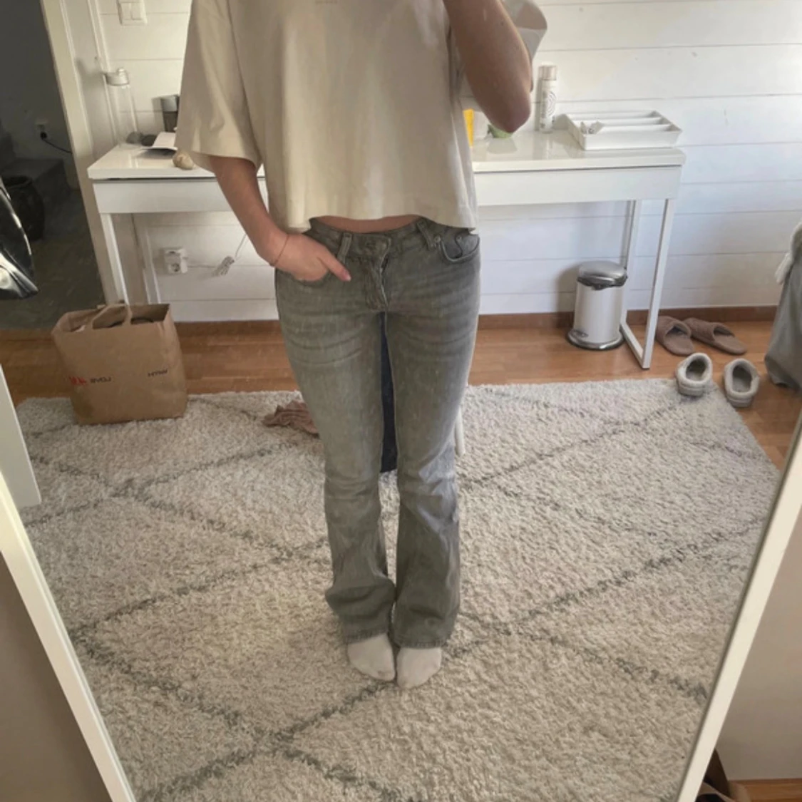 Grå bootcut jeans med låg midja