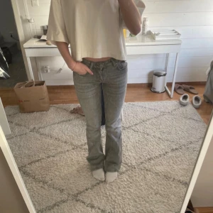 Grå bootcut jeans med låg midja - innrebenslängd: 82cm💞