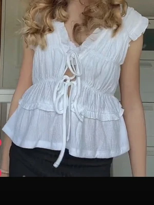 Vit volangblus med knytning -  Superfin blus. Endast använd två till tre gånger. Storlek XXS