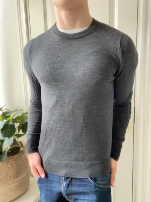 Arket sweatshirt grå  - Arket sweatshirt grå, någon extremt skön passform! Inga defekter! Modellen i bilderna är 180 cm 75 kg och bär Storlek S, Kom med frågor! 🌟 (Kan gå ned i pris vid köp av paket 😉) 