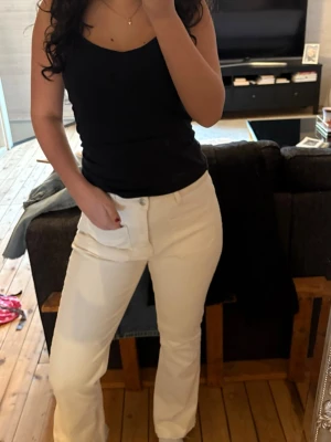 Vita raka jeans -  Säljer ett par vita jeans med fickor där fram perfekt till sommaren. Jeansen är i storlek 40 men de är mindre i storlek. Personligen har jag storlek 36 och de är endast lite för stora för mig