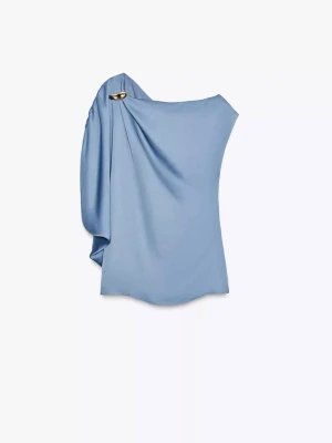 Blå oneshoulder topp från Zara - Snygg ljusblå oneshoulder topp från Zara med draperad design och guldfärgad metallring på axeln. Toppen har en lös passform och är tillverkad i ett mjukt, slätt material som ger ett elegant intryck. Perfekt för dig som vill sticka ut med en unik detalj.