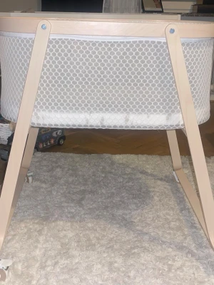 Älskvärd barnkorg i björk – komplett set, helt oanvänt 🤍 - Säljer vår fina barnkorg från Älskvärd i björk tillsammans med madrass och två matchande dra-på-lakan. Ett komplett och tryggt litet sovställe för den första tiden 🤍 ✨ Ingår: • Barnkorg 40x73 cm • Madrass 40x73x3,5 cm • 2 st dra-på-lakan (moln/prickar, off-white) Barnkorgen är endast monterad och har stått framme, men aldrig använts. Benen är nedmonterade för smidig transport. Madrass och lakan är helt nya och oanvända. Totalt nypris: 1 653 kr Säljes tillsammans.