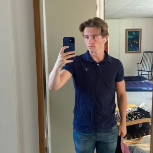 Pike från gant mörkblå - Snygg pike i slimfit från gant. Skicket är 10/10