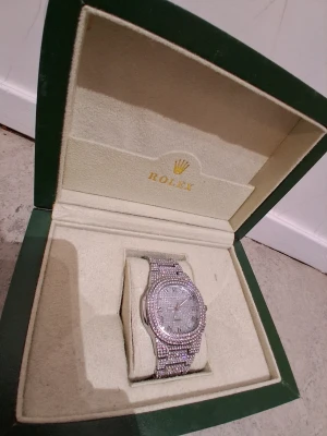 Silver klocka med rolle box - Helt ny klocka silver kommer med rolle boxen för endast 199kr bara boxen är rolle är ni sugen skriv till mig!