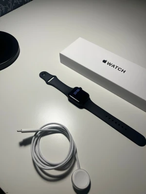 Apple Watch SE 2nd 40mm - Hejsan! Säljer nu en Apple Watch SE 2nd generation (40mm) som är köpt på Power i Februari 2026. Säljer då jag inte haft någon användning av klockan. Digitalt kvitto finns och laddare ingår. 
