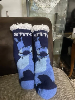 Stitch fluffy tåflor  - Fluffiga varma till föter