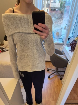 Ljusgrå off shoulder stickad tröja från Gina Tricot  - Superfin ljusgrå stickad tröja med bred off shoulder-krage och långa ärmar. Mjuk och skön kvalitet, perfekt för lager-på-lager. Enkel att matcha med både jeans och kjol. Aldrig andvänd, så säljer pga ingen användning. Skriv för frågor och skriv även om du är intresserad av att köpa! Säljer på flera ställen så skriv innan du trycker på köp nu!🌸