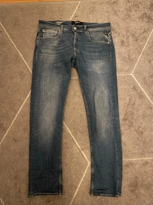 REPLAY GROVER - Blåa jeans från Replay| storlek 34/32 | Modell Grover | jeansen är använda men i gott skick | hör av er vid funderingar | // Mallegarderoben